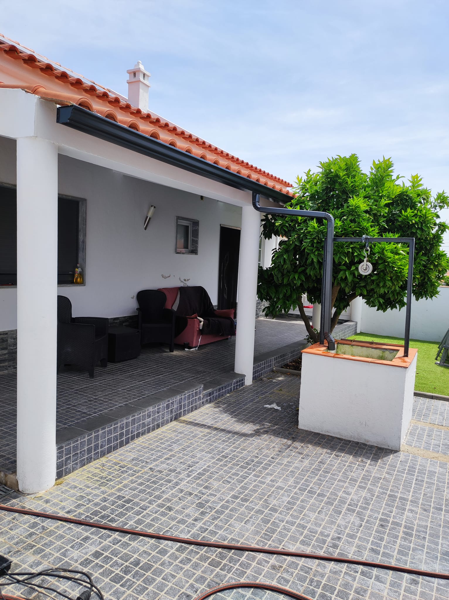 Casa alentejana com caleira e tubo de queda instalados pela ÉvoraCaleiras