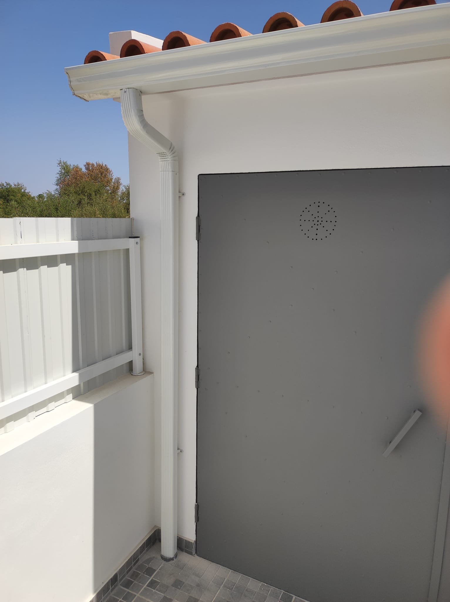 Instalação de caleira e tubo de queda em alumínio branco