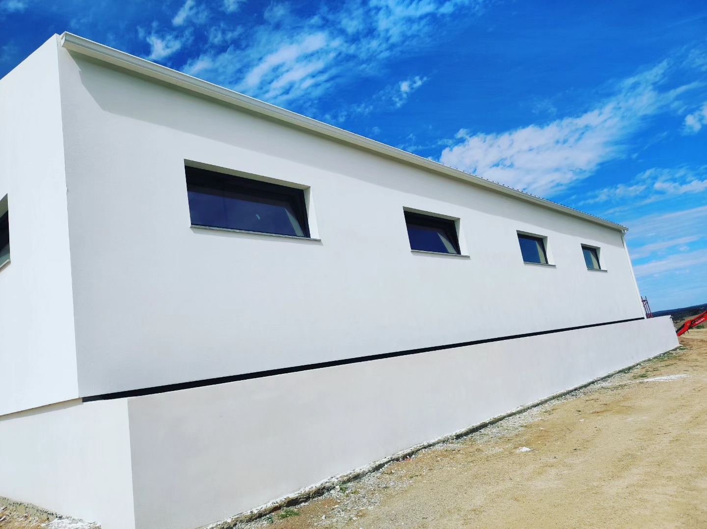 Caleiras em edifício industrial moderno