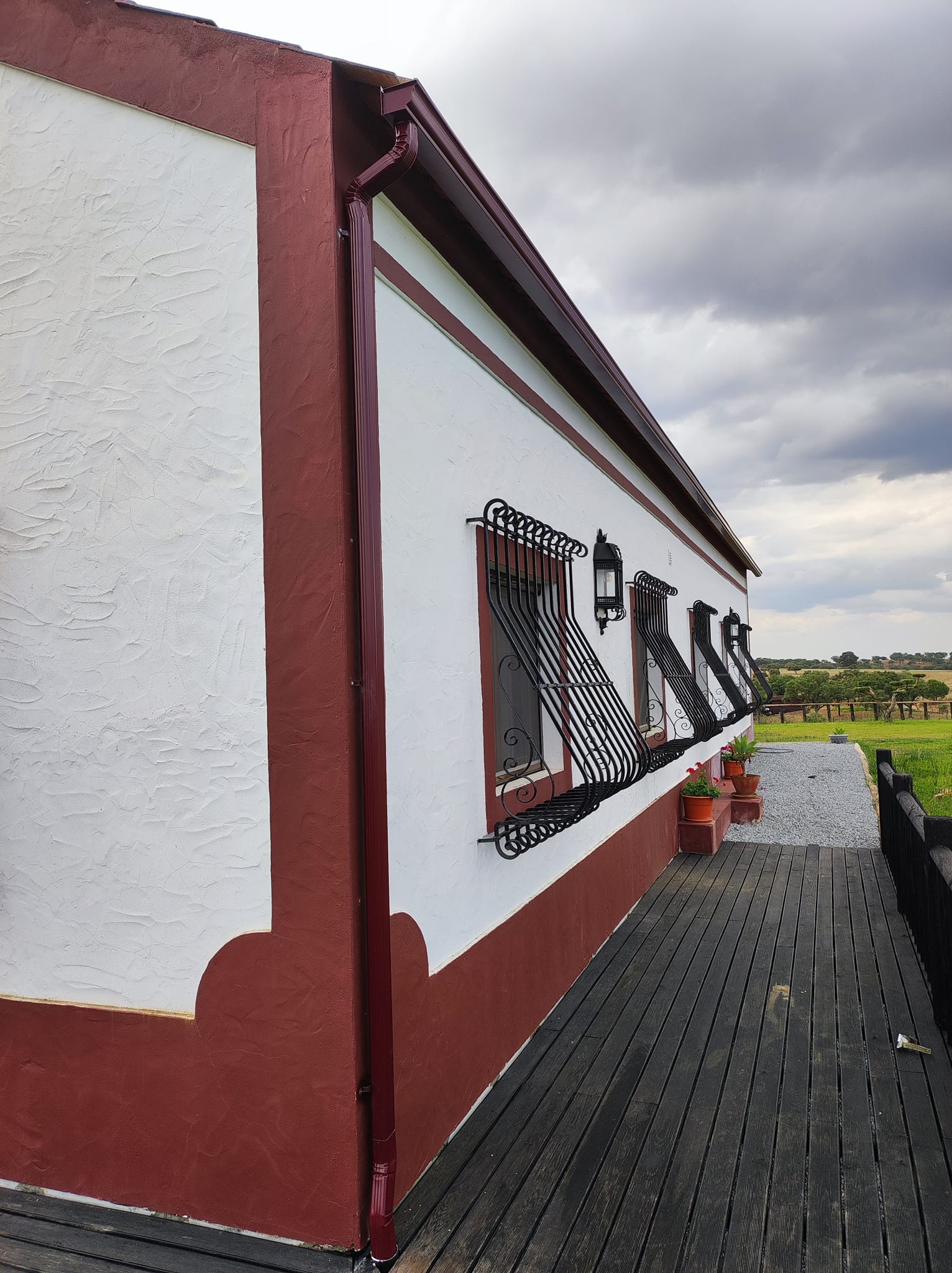 Caleiras em alumínio bordeaux em casa rústica