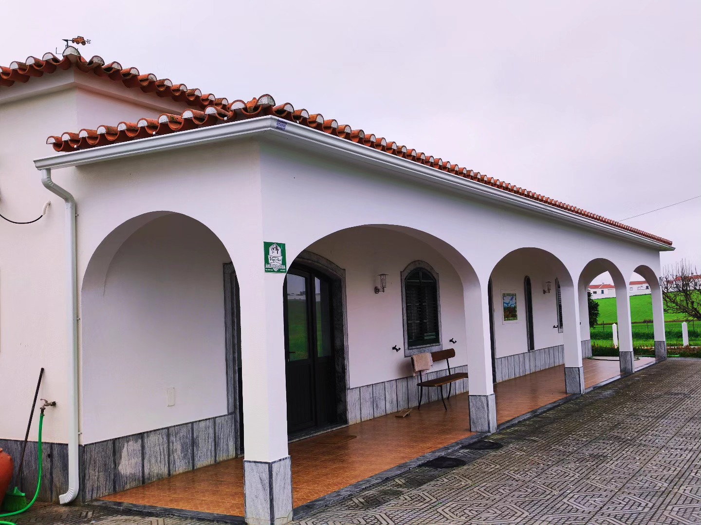 Caleiras instaladas em casa com arcadas alentejanas