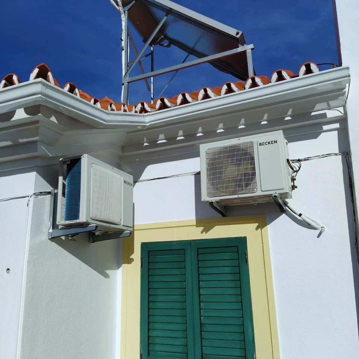 Vista geral de caleiras em moradia com janelas verdes