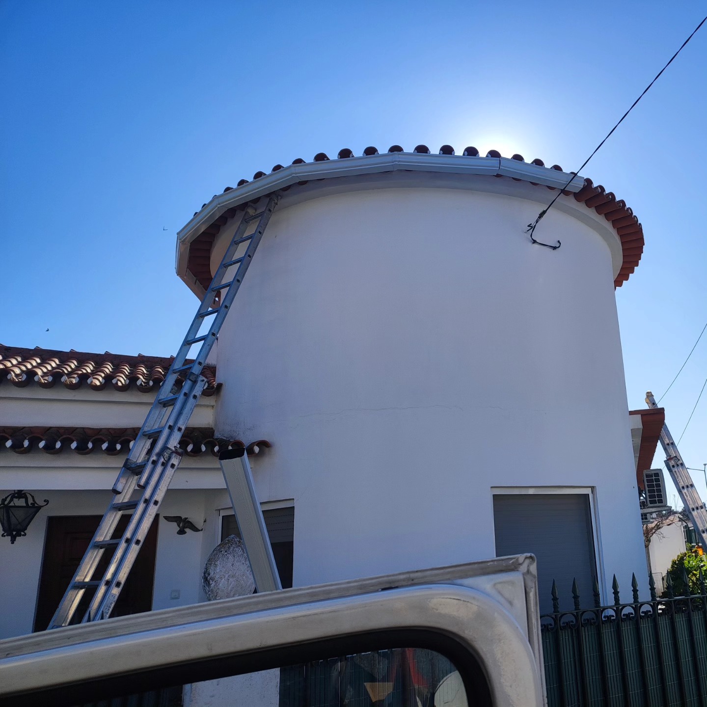 Instalação de caleira em edifício circular