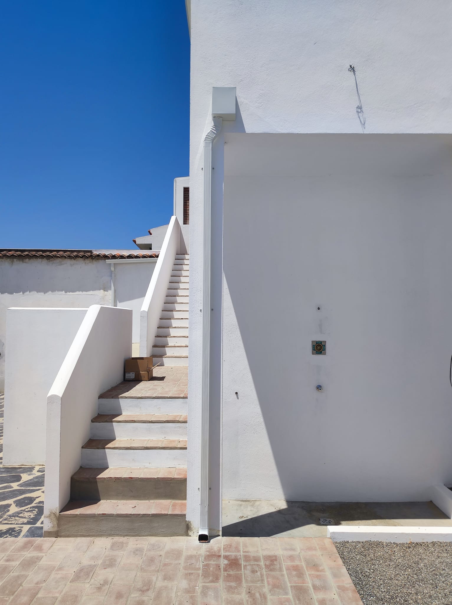 Tubo de queda instalado junto a escadaria